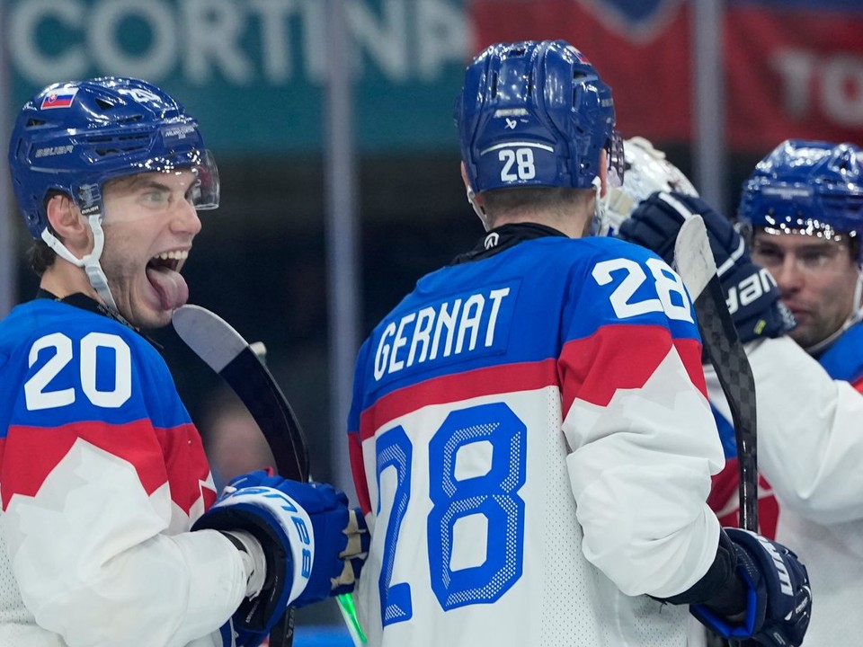 Juraj Slafkovský na konci zápasu Švédsko - Slovensko na ZOH 2026. 