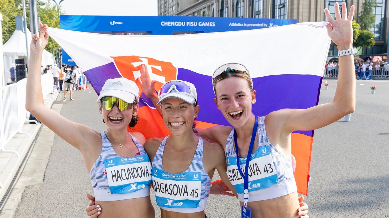 Hana Burzalová, Alžbeta Ragasová a Ema Hačundová získali striebro na Svetových univerzitných hrách 2023.