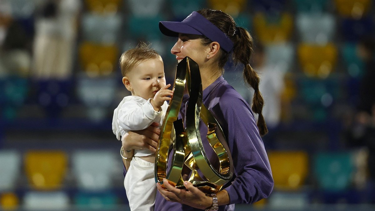 Belinda Benčičová s dcérkou Bellou po triumfe na turnaji v Abú Zabí.
