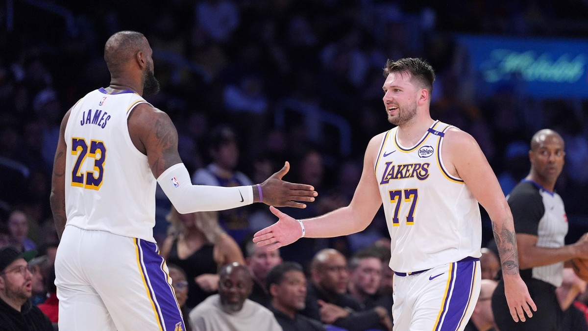 LeBron James (vľavo) a Luka Dončič v drese Los Angeles Lakers.