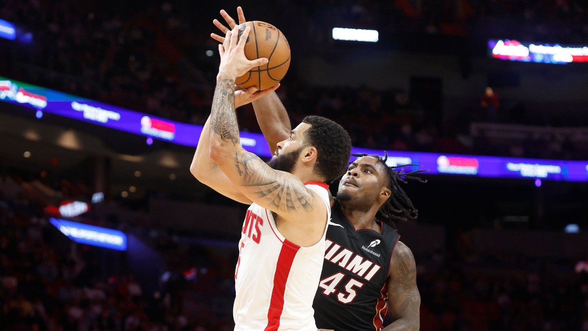 Davion Mitchell (vpravo) a Fred VanVleet v zápase NBA Miami Heat - Houston Rockets.