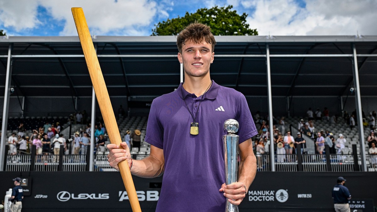Jakub Menšík s trofejou pre víťaza ATP Auckland 2026. 