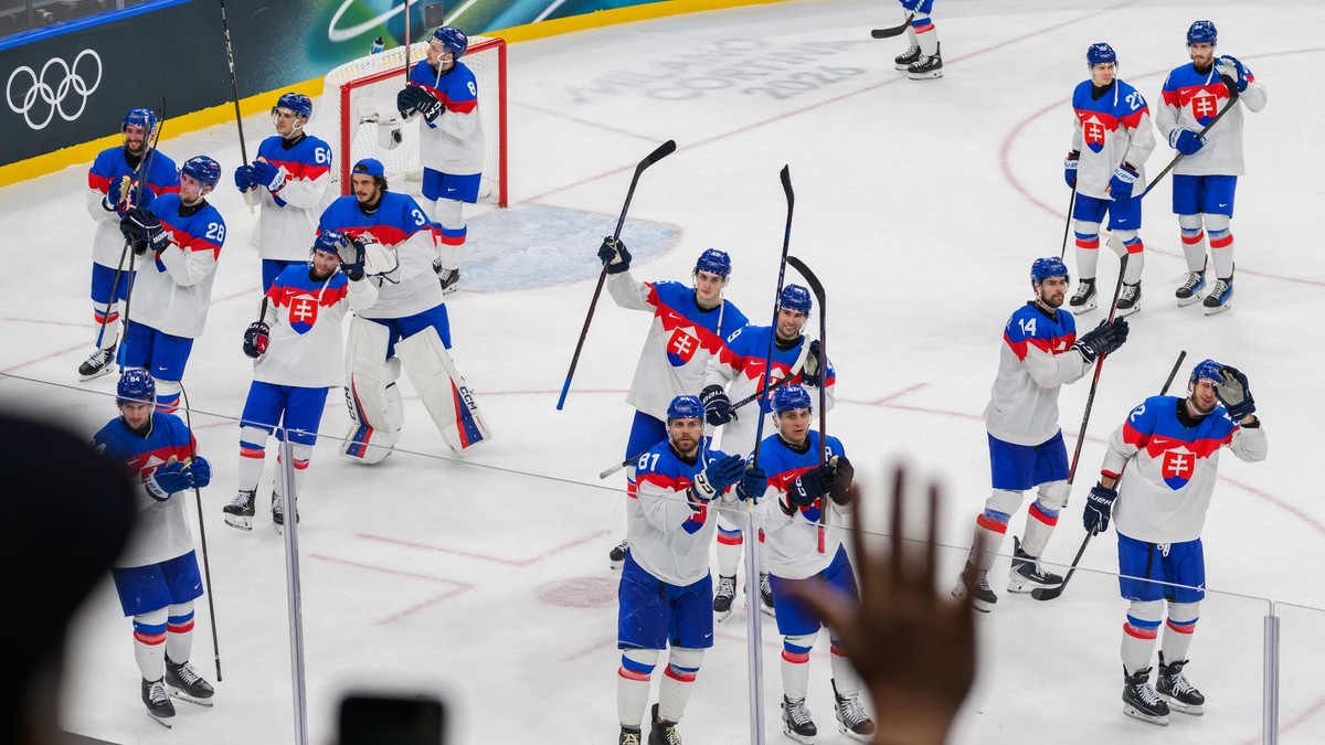 Slovenskí hokejisti oslavujú výhru na ZOH 2026 v Miláne. 