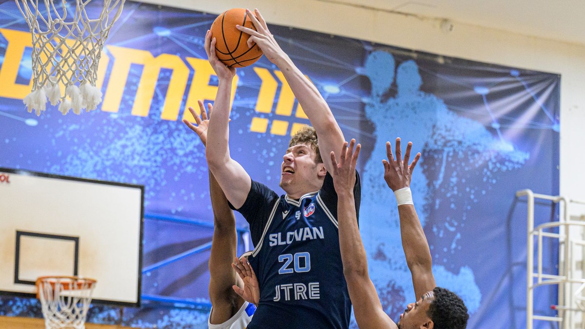 Uprostred Tomáš Pavelka (Slovan) a vpravo Tyrin Ja´Quain Atwood (Iskra)