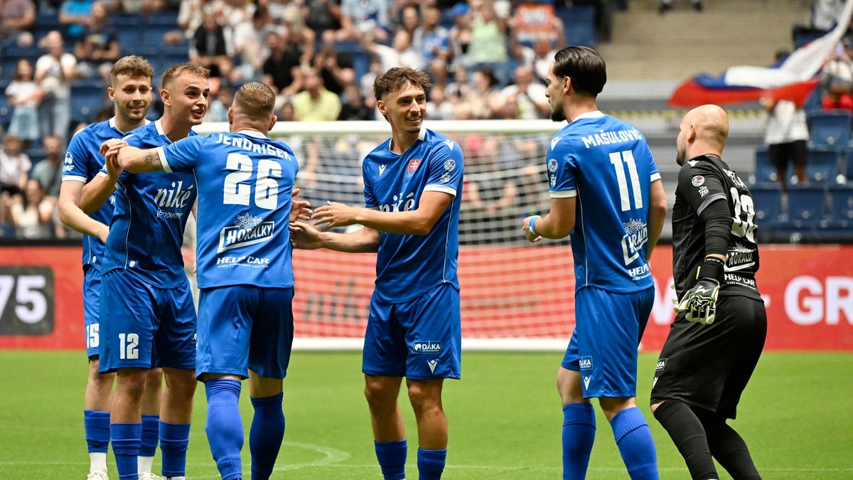 Radosť slovenskej reprezentácie po strelení gólu počas stretnutia A-skupiny Slovensko - Grécko na ME v malom futbale.