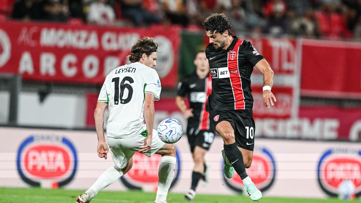 Na snímke hráč AC Monza Patrick Cutrone (uprostred) počas zápasu 5. kola talianskej Serie A vo futbale AC Monza - US Sassuolo Calcio.