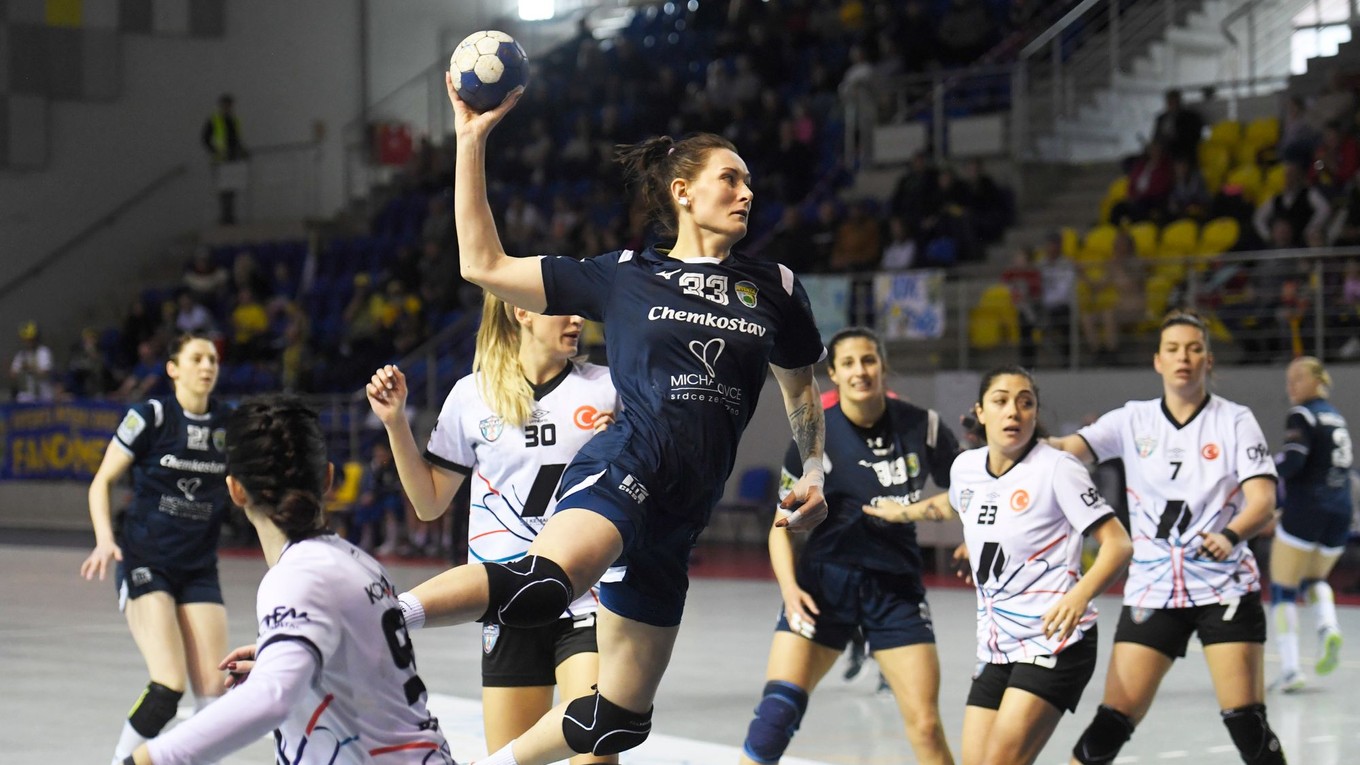 Iryna Kompaniiecová (v strede) v odvete semifinále Európskeho pohára EHF žien MŠK Iuventa Michalovce - Antalya Konyaalti.