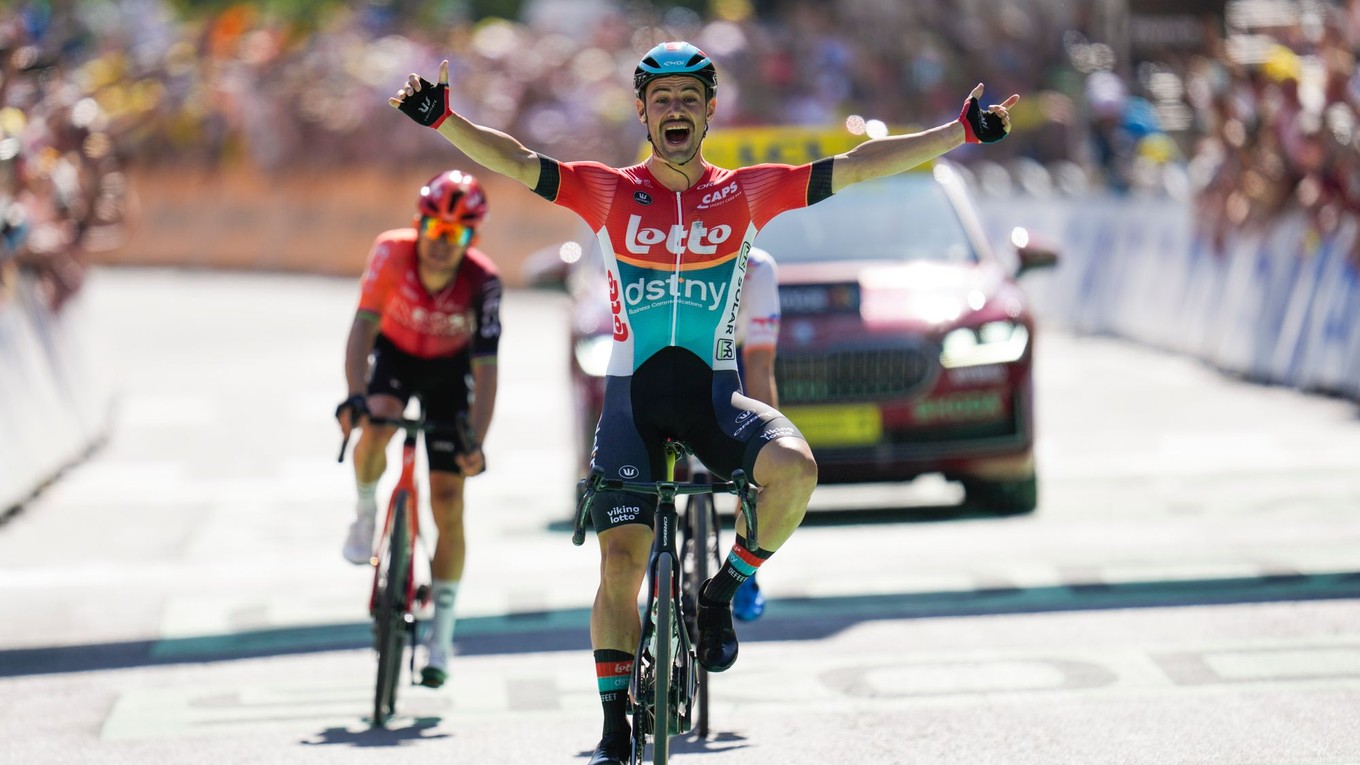 Victor Campenaerts oslavuje víťazstvo 18. etapy na Tour de France 2024. 