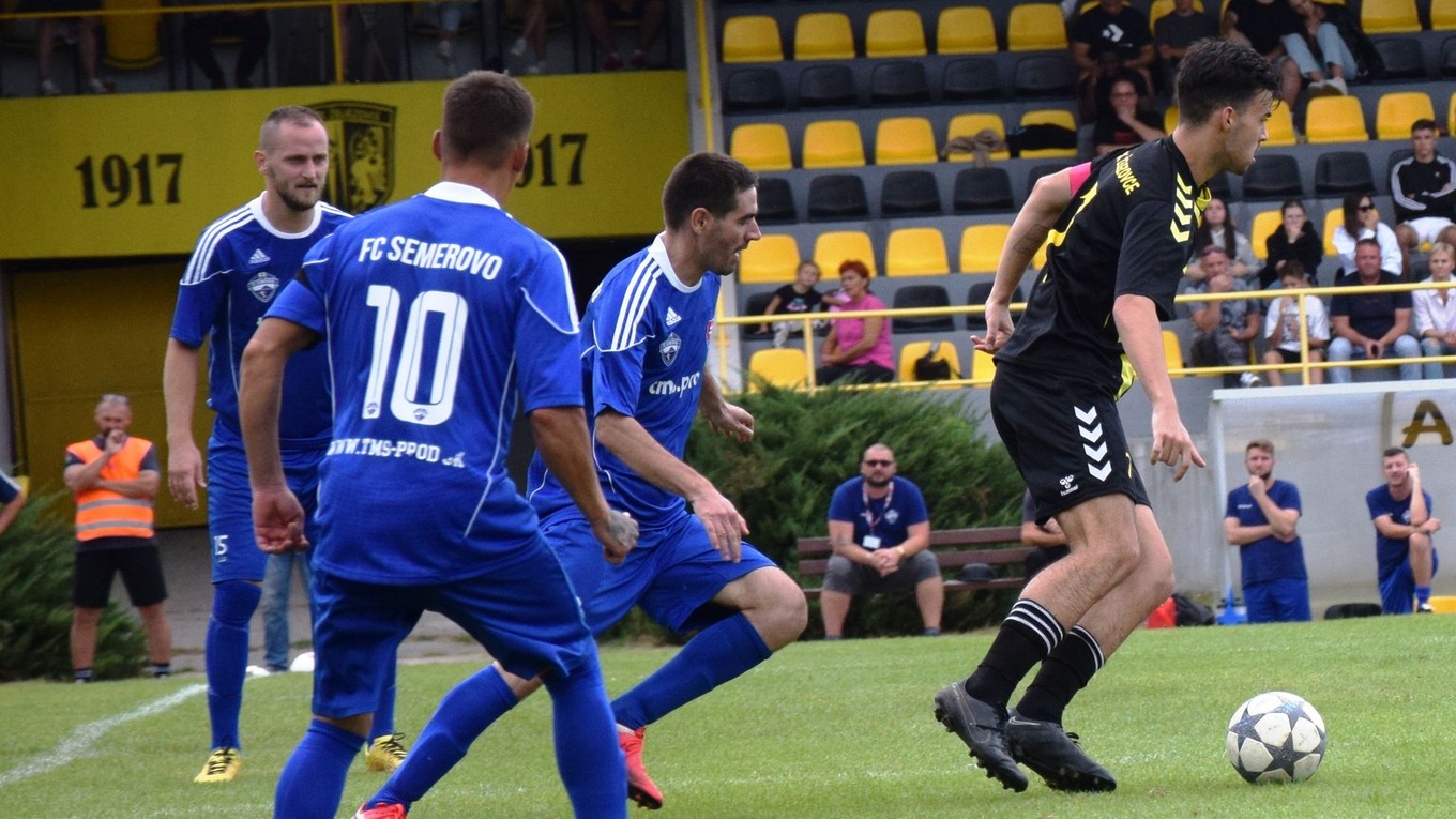 Semerovčania v Želiezovciach  v modrom (zľava) Tomáš Bašťovanský, Marek Gubrica a útočník Tomáš Pristač.