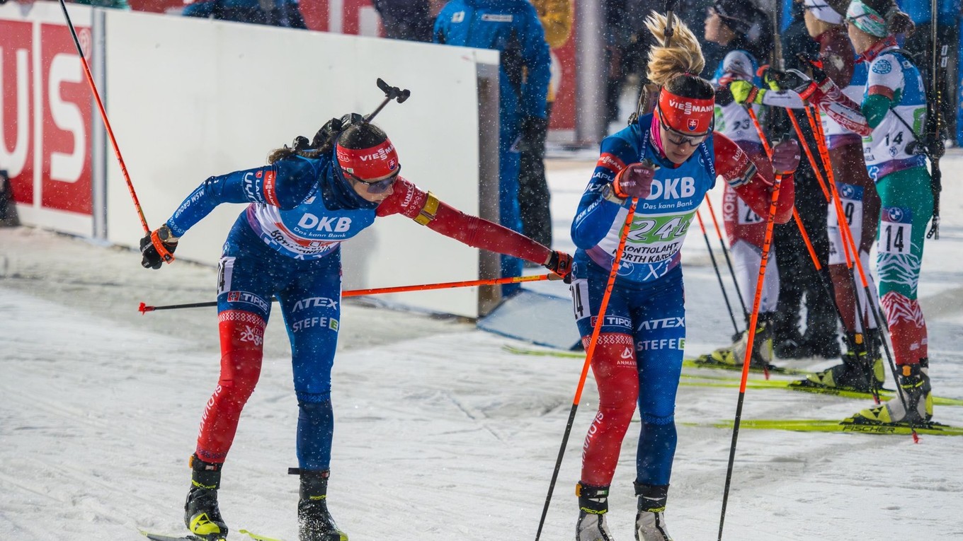 Ema Kapustová predáva štafetu Paulíne Bátovskej Fialkovej