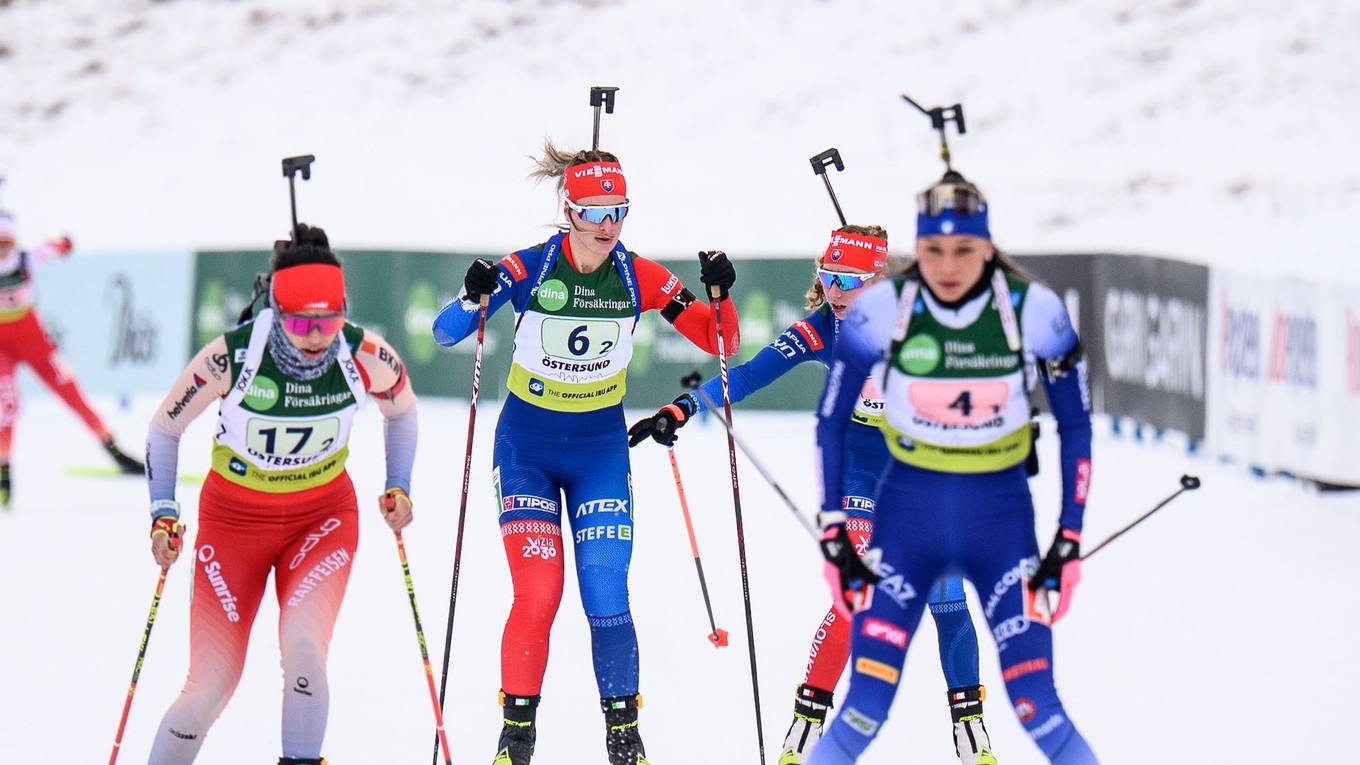 Odovzdávka Sloveniek počas štafety junioriek na mládežníckych MS v biatlone 2025.