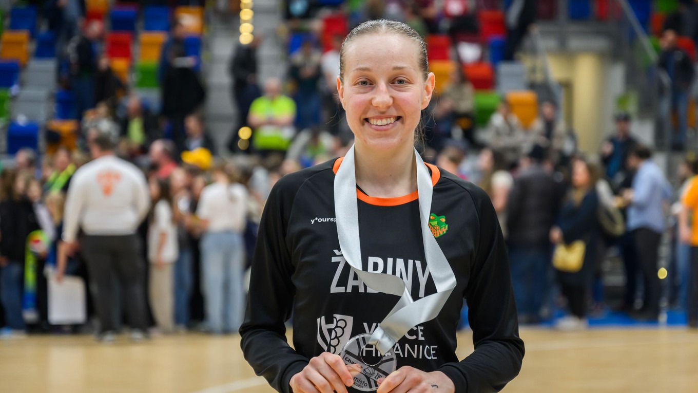 Slovenská basketbalistka Nikola Dudášová pózuje so striebornou medailou.