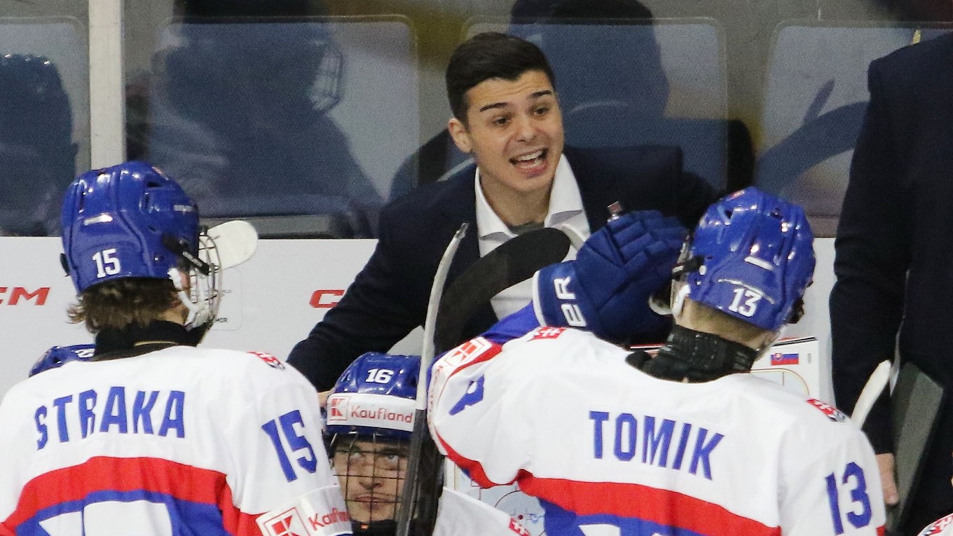 Tréner Martin Dendis a slovenská striedačka v zápase Slovensko - Lotyšsko na MS 18.