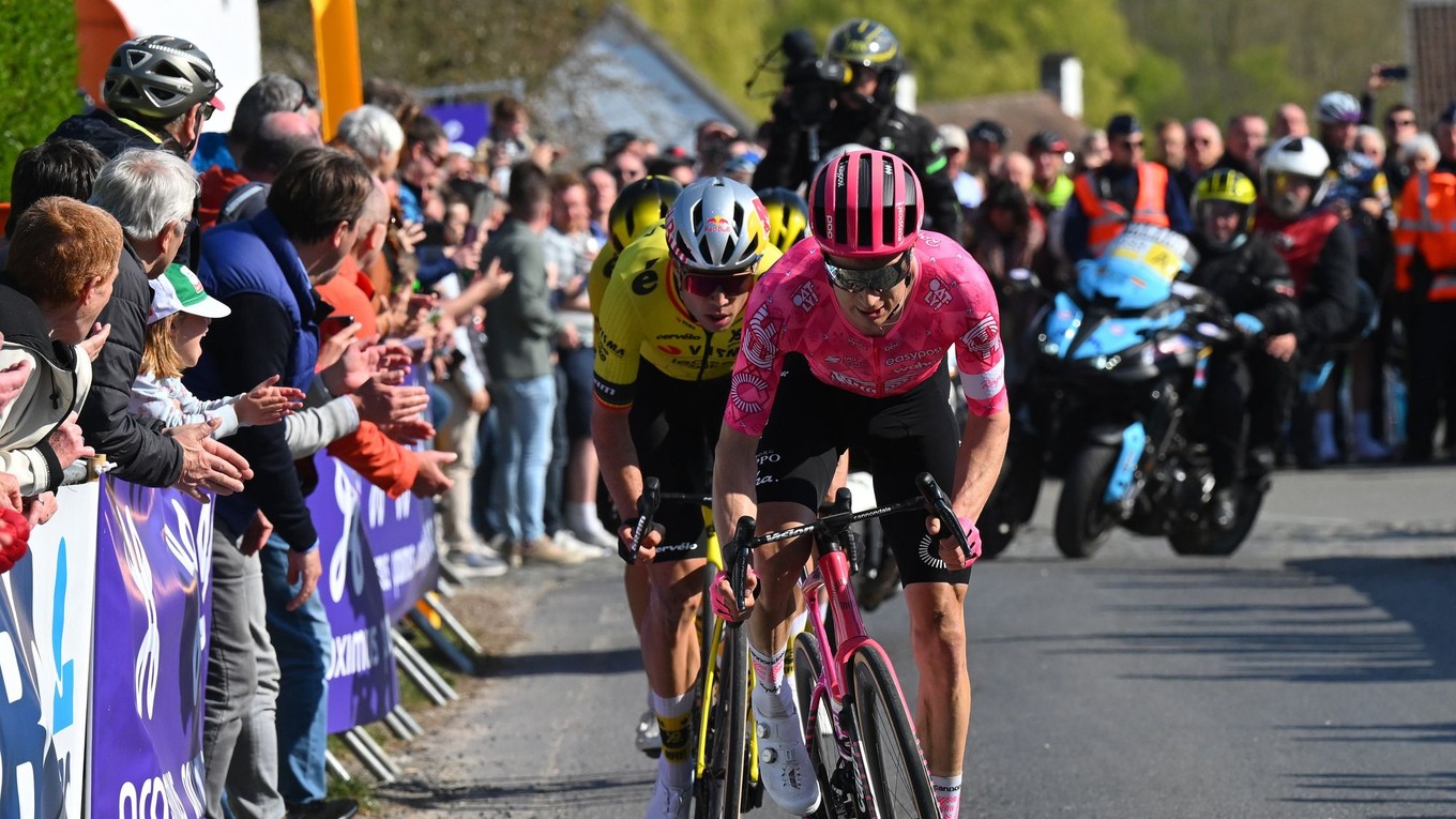 Neilson Powless a za ním Wout van Aert v závere klasiky Dwars door Vlaanderen 2025.