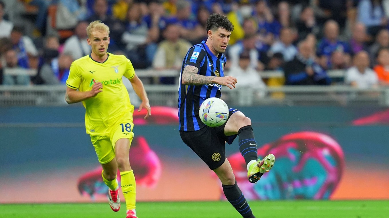 Alessandro Bastoni a Gustav Isaksen. 