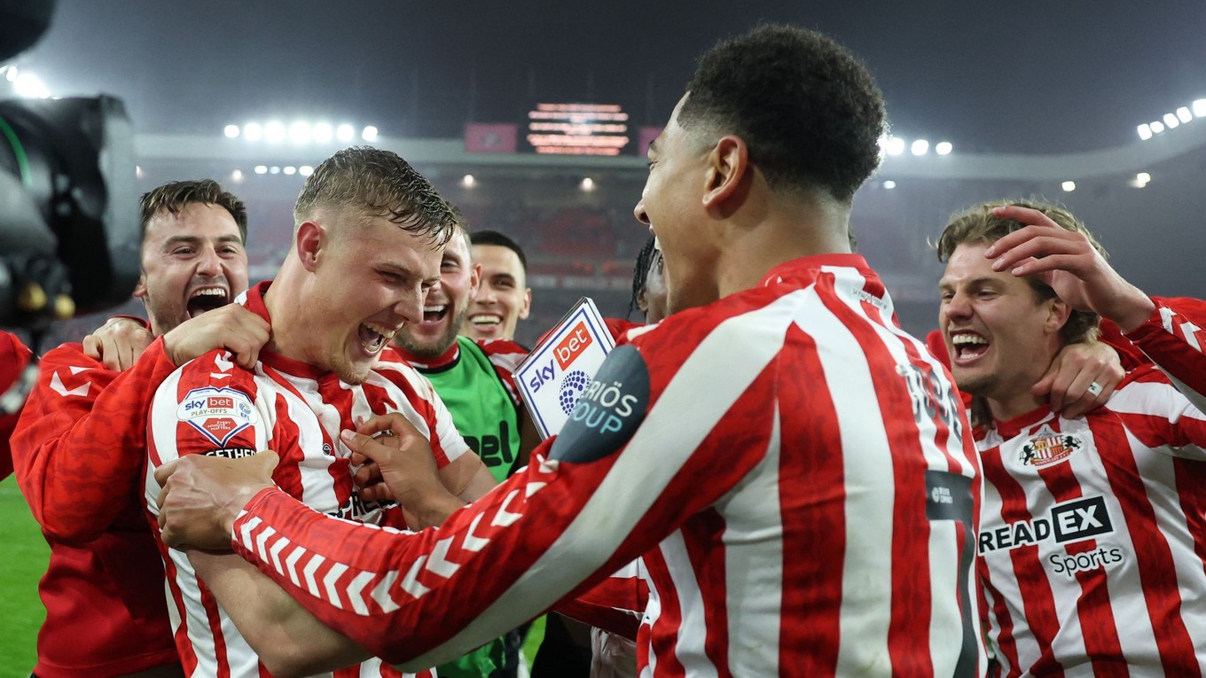 Jobe Bellingham a Jobe Bellingham (vpravo) sa tešia po postupe Sunderland AFC do Premier League.