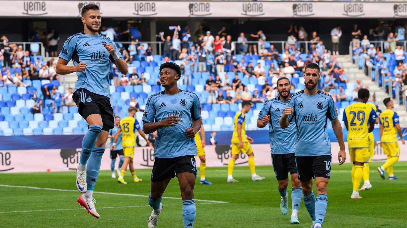 Mykola Kucharevyč, Ibrahim Rahim, Kyriakos Savvidis a Kenan Bajrič (všetci Slovan) sa tešia z gólu počas zápasu 6. kola Niké ligy ŠK Slovan Bratislava - FC Košice.