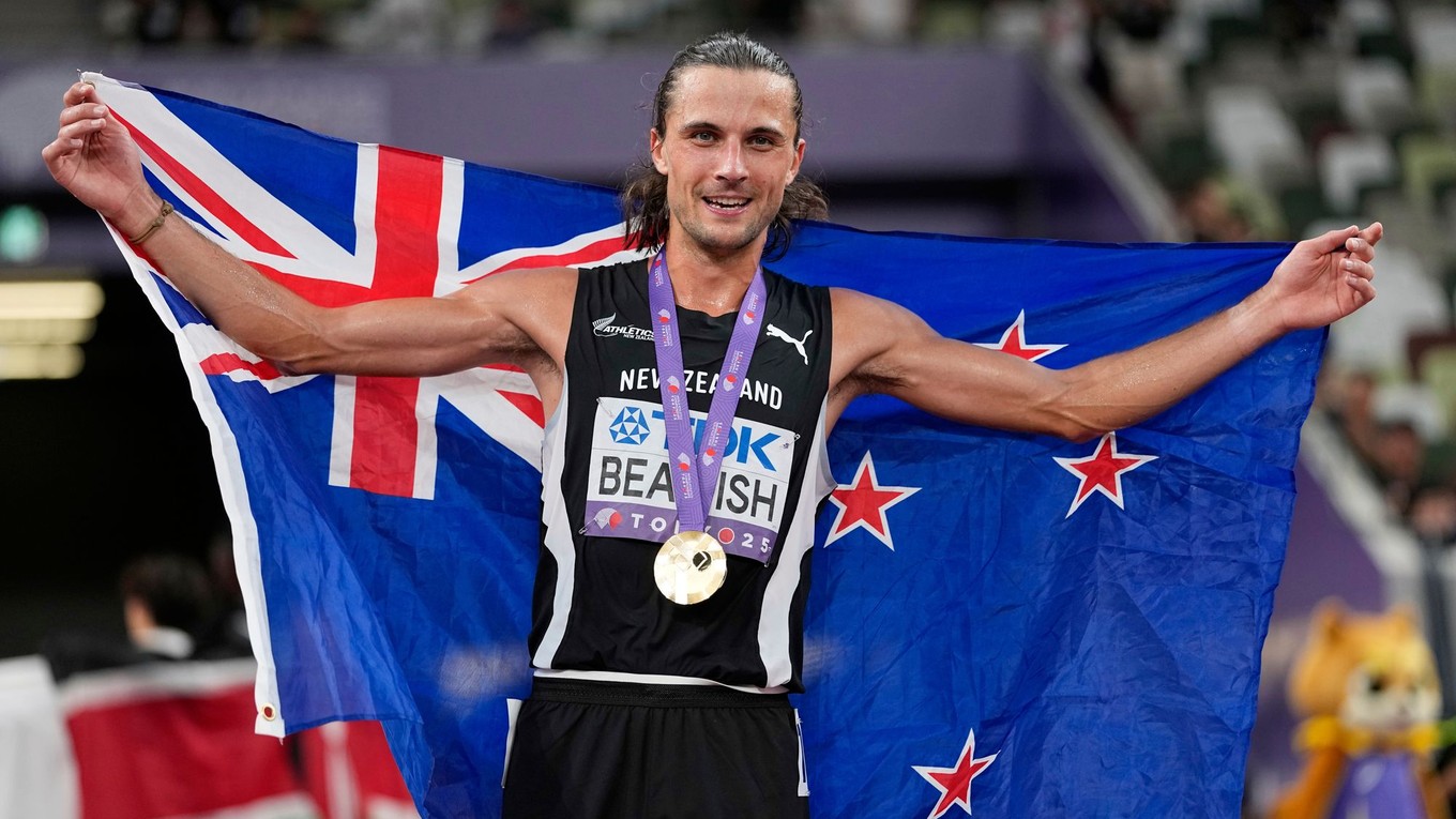 Novozélandský atlét George Beamish pózuje so zlatou medailou.