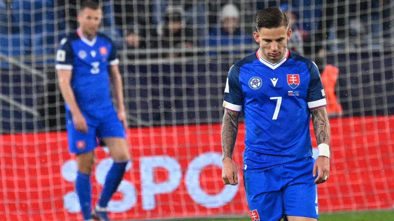 Na snímke slovenskí futbalisti Tomáš Suslov (vpravo) a Denis Vavro počas semifinále európskej baráže MS 2026 Slovensko - Kosovo v Bratislave.