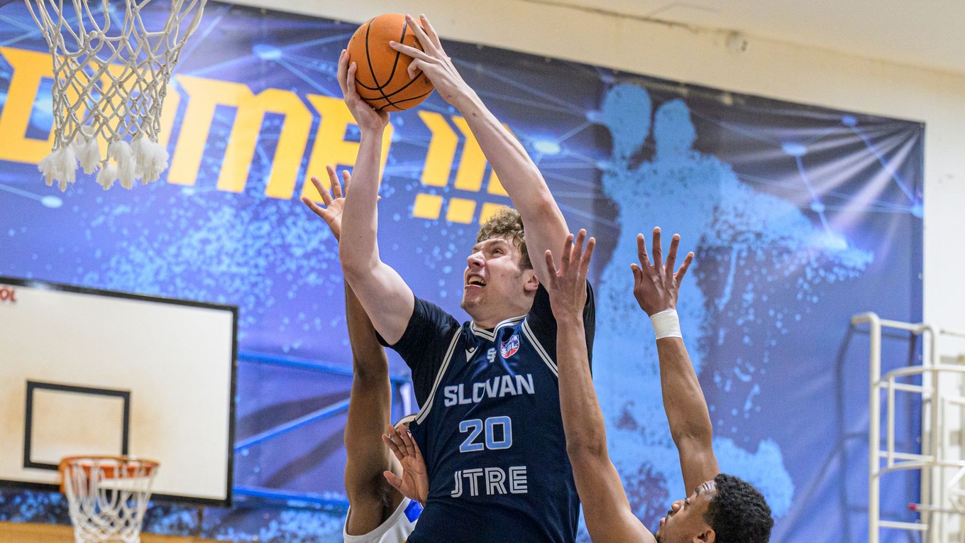 Uprostred Tomáš Pavelka (Slovan) a vpravo Tyrin Ja´Quain Atwood (Iskra)