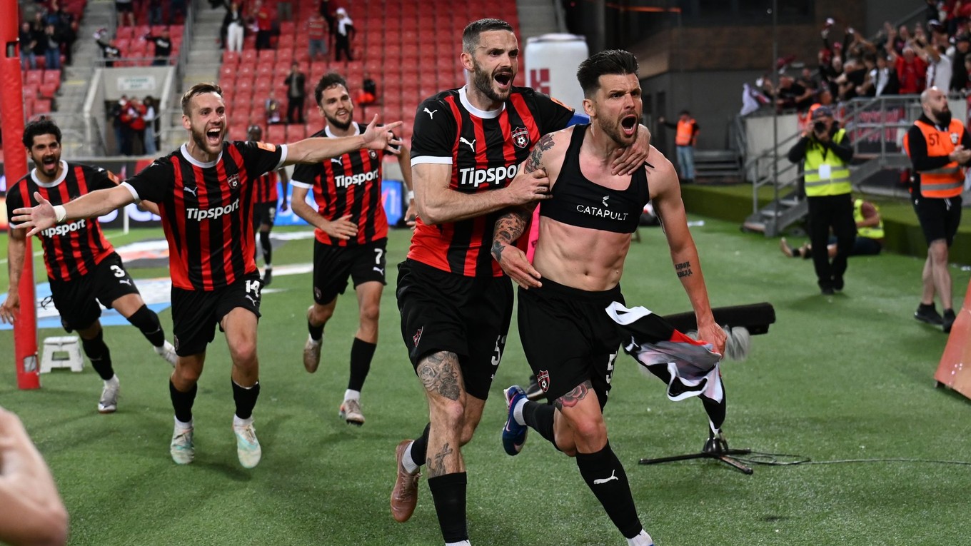 Radosť hráčov Trnavy po strelení gólu (zľava Miloš Kratochvíl, Erik Sabo a Michal Ďuriš)