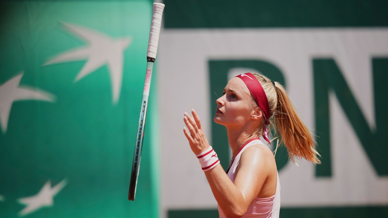 Slovenská tenistka Rebecca Šramková reaguje v zápase 1. kola ženskej dvojhry proti Rakúšanke Julii Grabherovej.