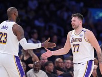 LeBron James (vľavo) a Luka Dončič v drese Los Angeles Lakers.