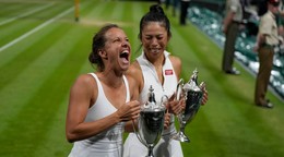 Barbora Strýcová a Hsieh Su-Wej sa tešia z titulu na Wimbledone 2023.