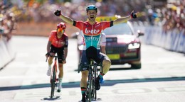 Victor Campenaerts oslavuje víťazstvo 18. etapy na Tour de France 2024. 