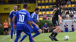 Semerovčania v Želiezovciach  v modrom (zľava) Tomáš Bašťovanský, Marek Gubrica a útočník Tomáš Pristač.