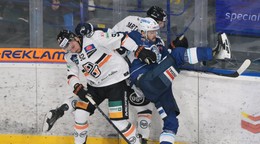 Eduard Šimun (vľavo) a Matej Bača v zápase HC Košice - HK Nitra v 8. kole Tipos extraligy.