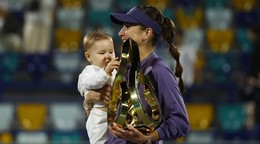 Belinda Benčičová s dcérkou Bellou po triumfe na turnaji v Abú Zabí.