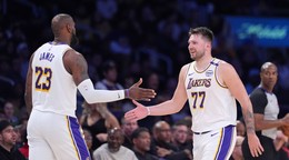 LeBron James (vľavo) a Luka Dončič v drese Los Angeles Lakers.