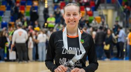 Slovenská basketbalistka Nikola Dudášová pózuje so striebornou medailou.