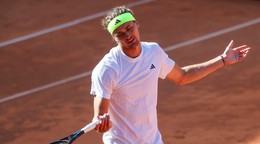 Nemecký tenista Alexander Zverev počas osemfinále turnaja ATP v Hamburgu.