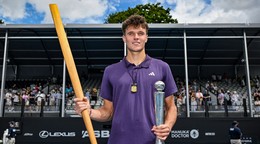 Jakub Menšík s trofejou pre víťaza ATP Auckland 2026. 