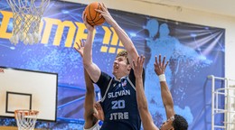 Uprostred Tomáš Pavelka (Slovan) a vpravo Tyrin Ja´Quain Atwood (Iskra)