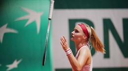 Slovenská tenistka Rebecca Šramková reaguje v zápase 1. kola ženskej dvojhry proti Rakúšanke Julii Grabherovej.