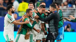 Futbalisti Alžírska sa tešia z gólu