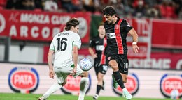 Na snímke hráč AC Monza Patrick Cutrone (uprostred) počas zápasu 5. kola talianskej Serie A vo futbale AC Monza - US Sassuolo Calcio.