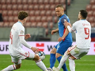 Stanislav Lobotka (v strede) v zápase Slovensko - Luxembursko v kvalifikácii EURO 2024.