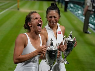 Barbora Strýcová a Hsieh Su-Wej sa tešia z titulu na Wimbledone 2023.