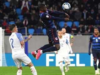 Peter Pekarík (vľavo) a Christopher Martins v zápase Luxembursko - Slovensko v kvalifikácii EURO 2024.