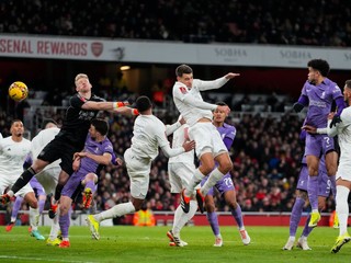 Jakub Kiwior si dáva vlastný gól v zápase 3. kola FA Cupu Arsenal FC - Liverpool FC-