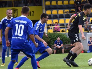 Semerovčania v Želiezovciach  v modrom (zľava) Tomáš Bašťovanský, Marek Gubrica a útočník Tomáš Pristač.