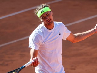 Nemecký tenista Alexander Zverev počas osemfinále turnaja ATP v Hamburgu.