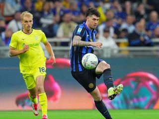 Alessandro Bastoni a Gustav Isaksen. 