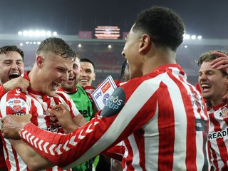 Jobe Bellingham a Jobe Bellingham (vpravo) sa tešia po postupe Sunderland AFC do Premier League.