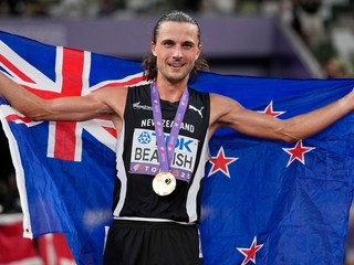 Novozélandský atlét George Beamish pózuje so zlatou medailou.