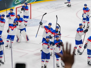 Slovenskí hokejisti oslavujú výhru na ZOH 2026 v Miláne.